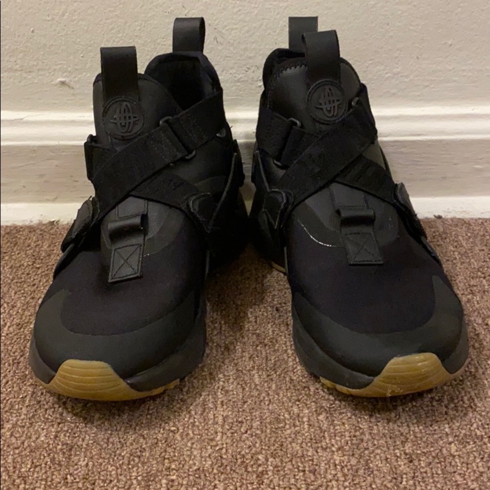 Nike Womens Air Huarache City 'Black Gum' RARE size 9.5